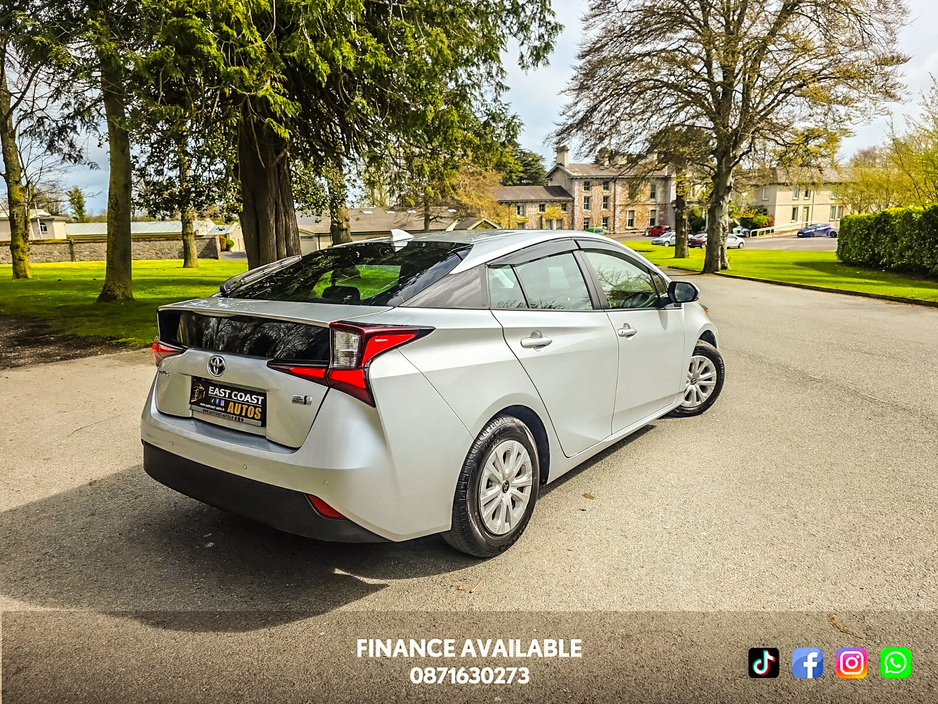 2020 Toyota Prius - image 2