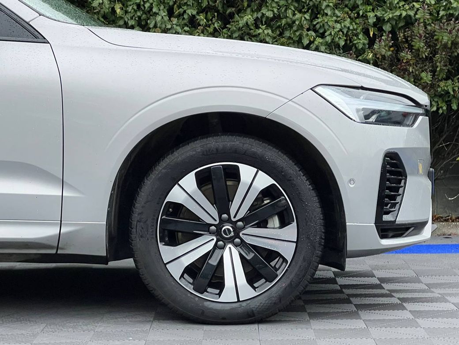 2023 Volvo XC60 T6 PLUS DARK AWD 2.0 HYBRID // OPENING PAN ROOF // HEATED LEATHER SEATS // APPLE CARPLAY/ANDROID AUTO €39,900