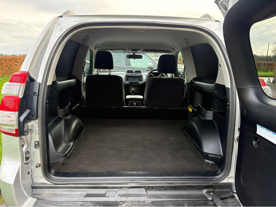 2017 Toyota Landcruiser - image 10