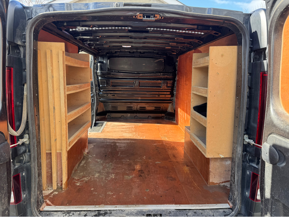 2021 Nissan NV300 - image 10