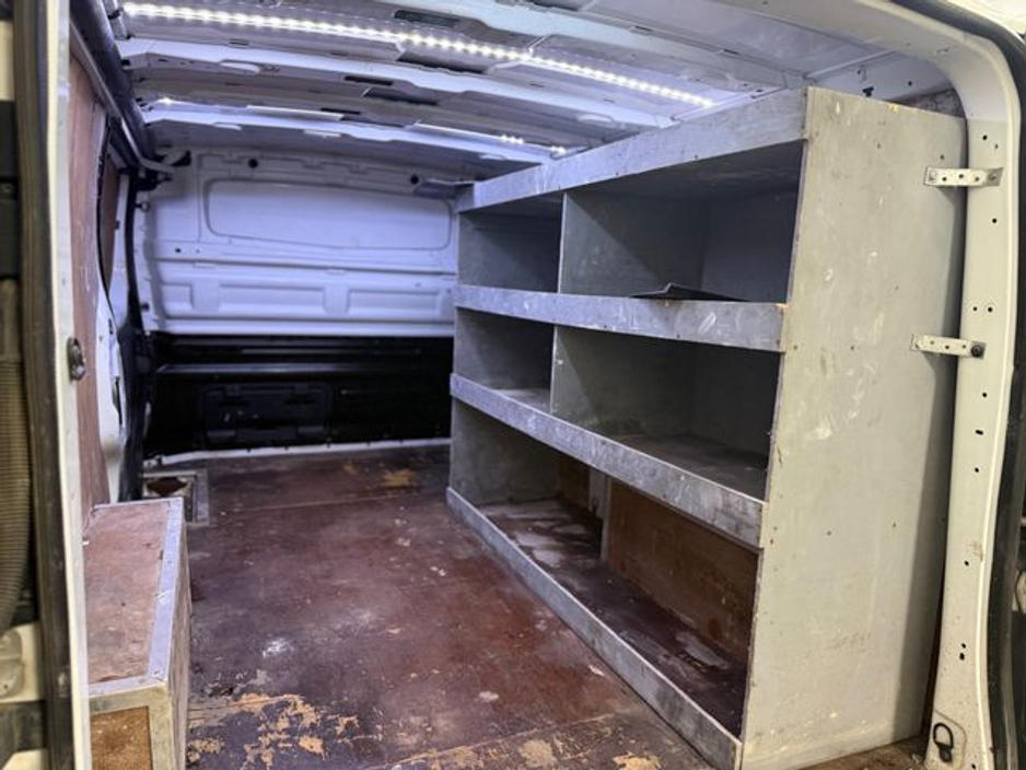 2020 Nissan NV300 - image 12