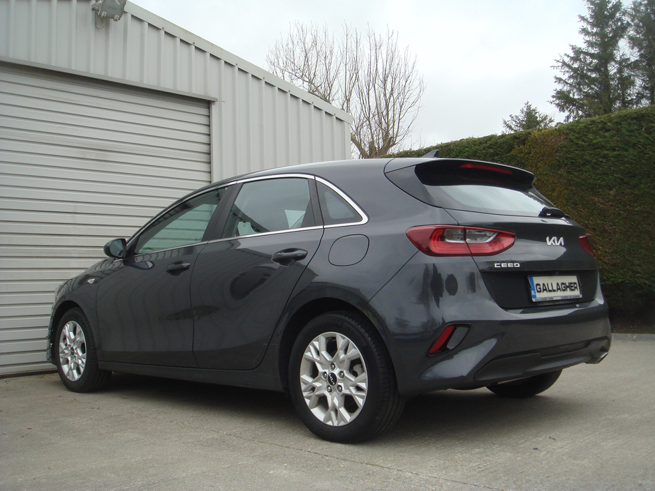 2022 Kia Ceed - image 3