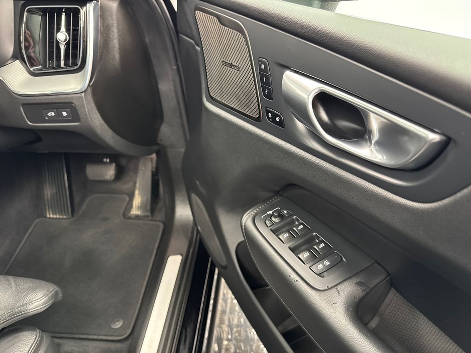 2023 Volvo XC60 - image 11