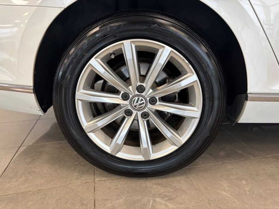 2020 Volkswagen Passat - image 16