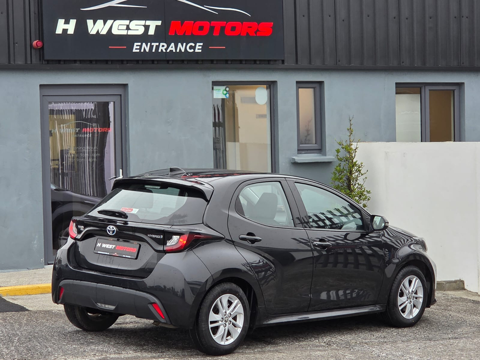 2022 Toyota Yaris - image 3