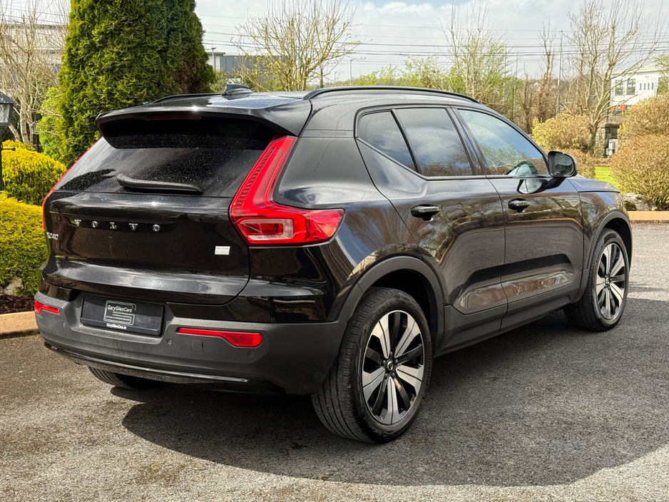 2023 Volvo XC40 - image 2