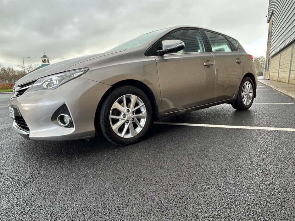 2014 Toyota Auris - image 3