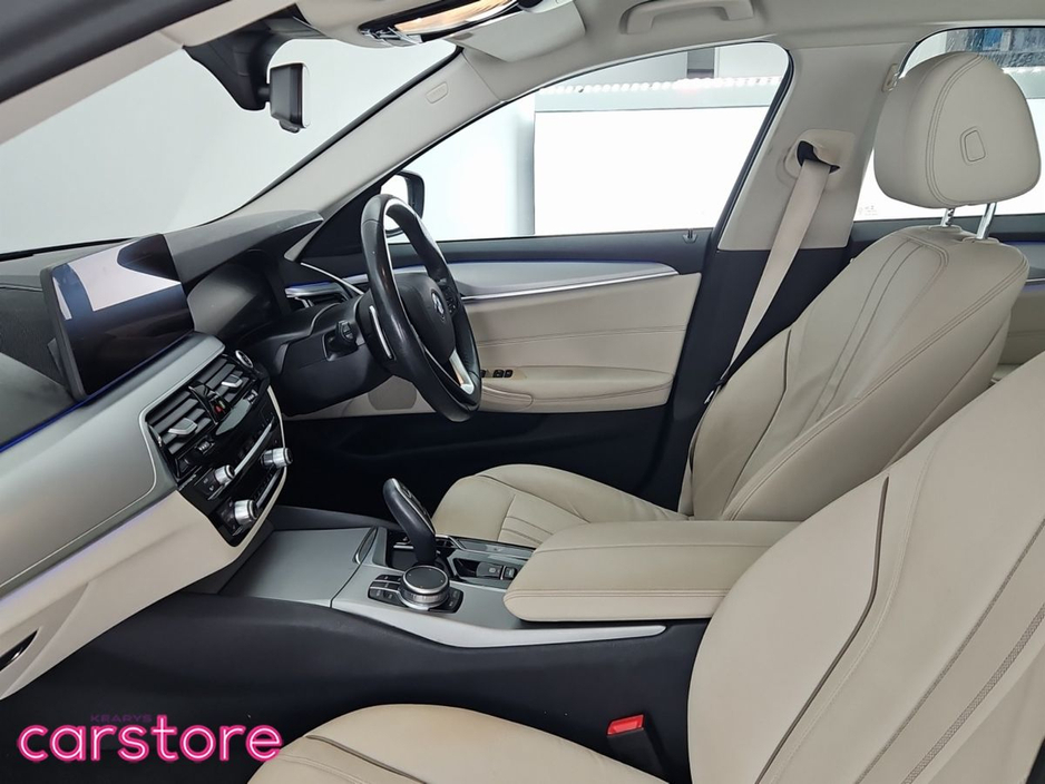 2021 BMW 5 Series - image 12