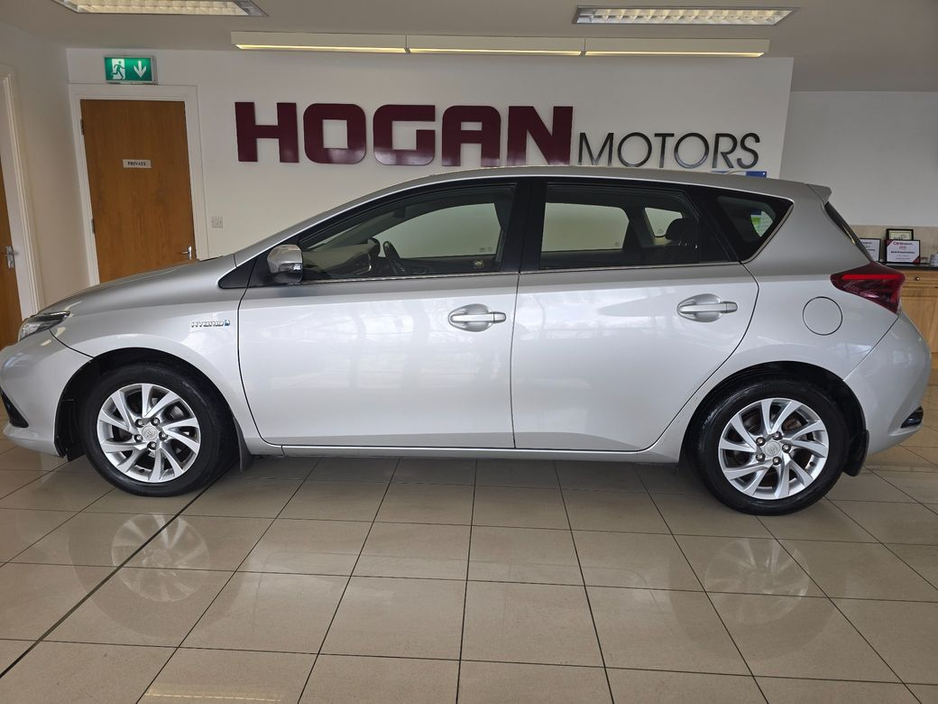 2016 Toyota Auris - image 4
