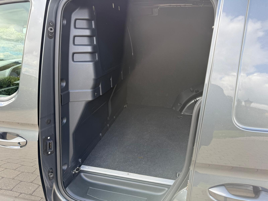 2023 Volkswagen Caddy - image 19