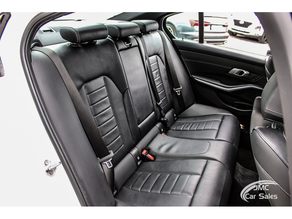 2020 BMW 3 Series - image 25