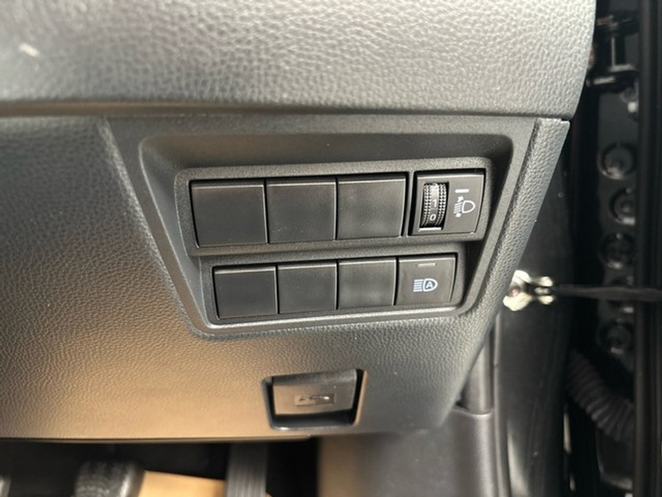 2022 Toyota Yaris - image 12