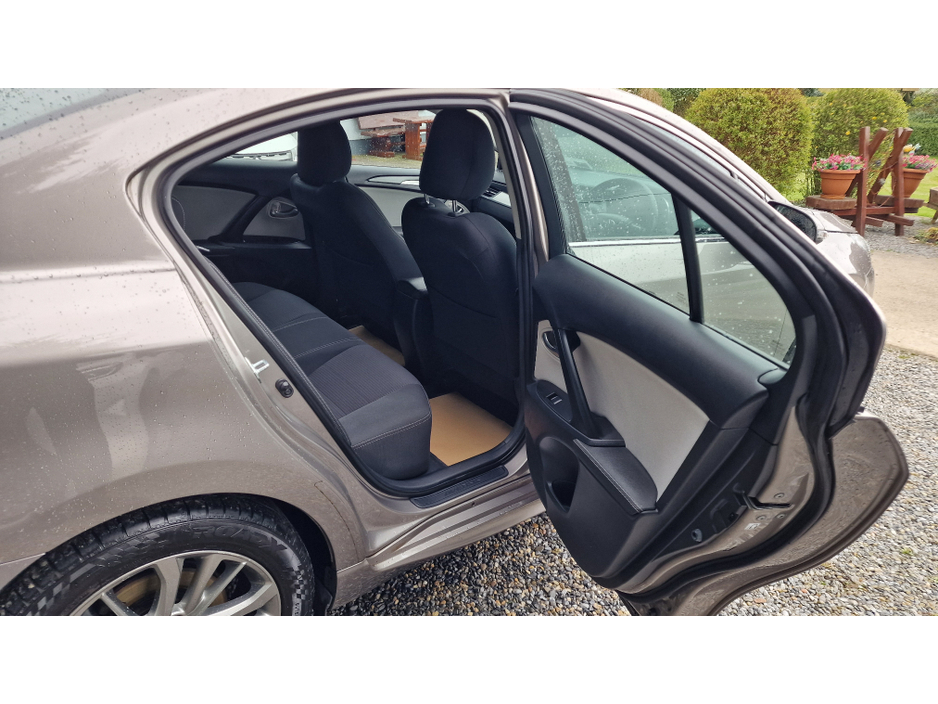 2016 Toyota Avensis - image 4