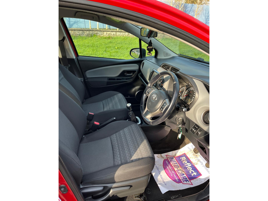 2016 Toyota Yaris - image 7