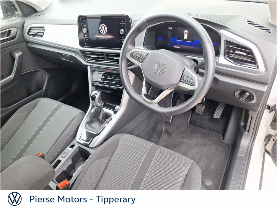 2025 Volkswagen T-Roc - image 2