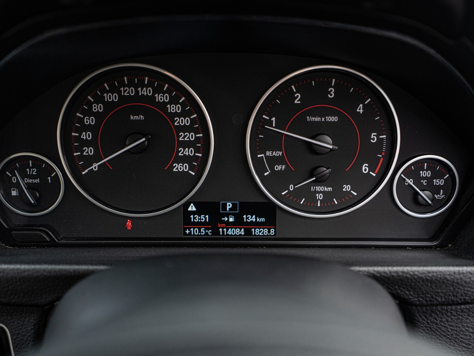 2016 BMW 3 Series - image 24