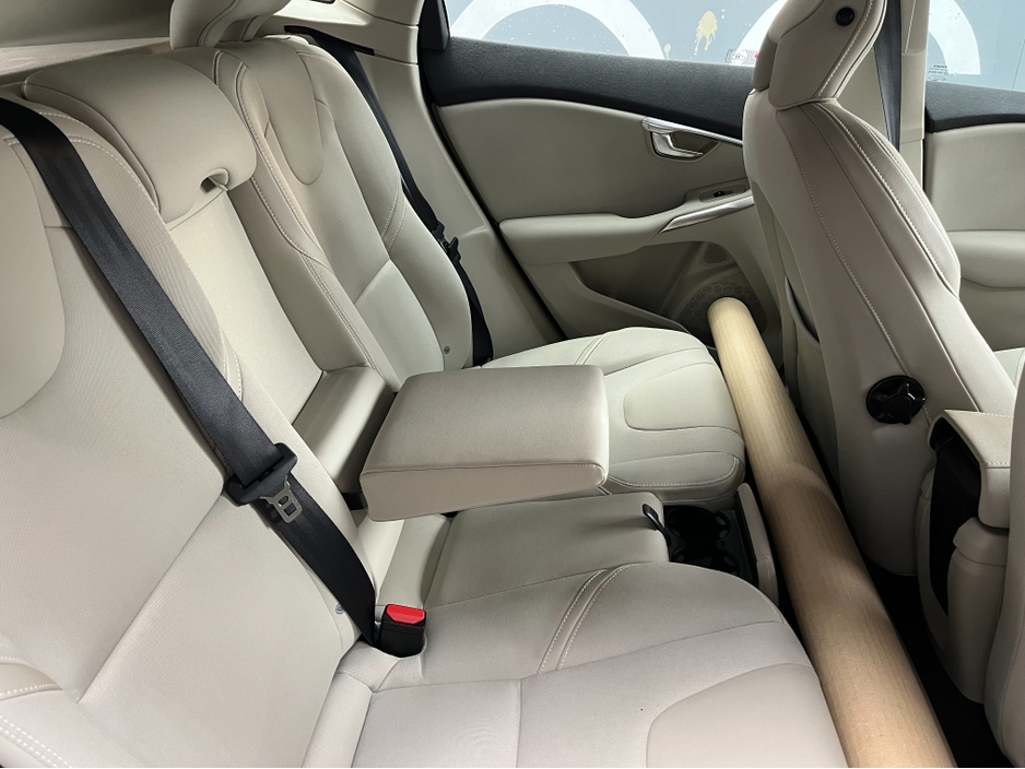 2015 Volvo V40 - image 13