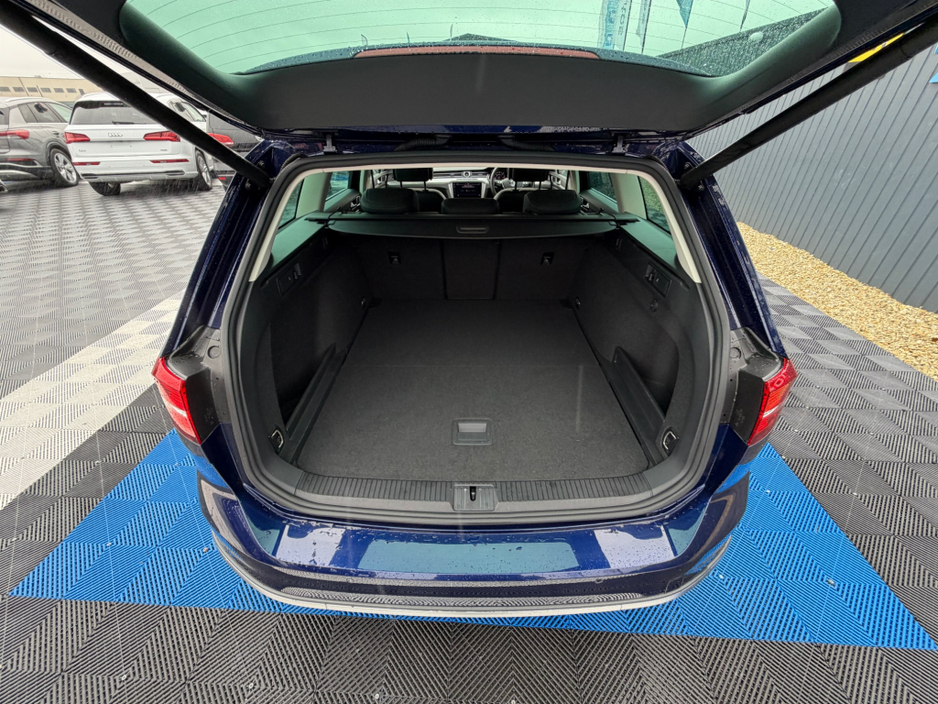 2020 Volkswagen Passat - image 32