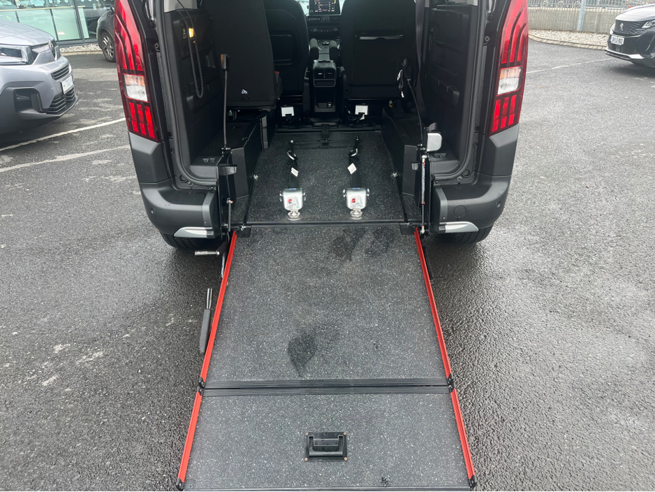 2023 Peugeot Rifter - image 10