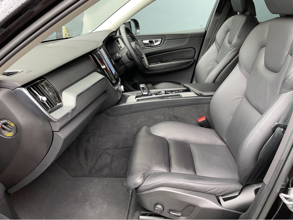 2023 Volvo XC60 - image 7