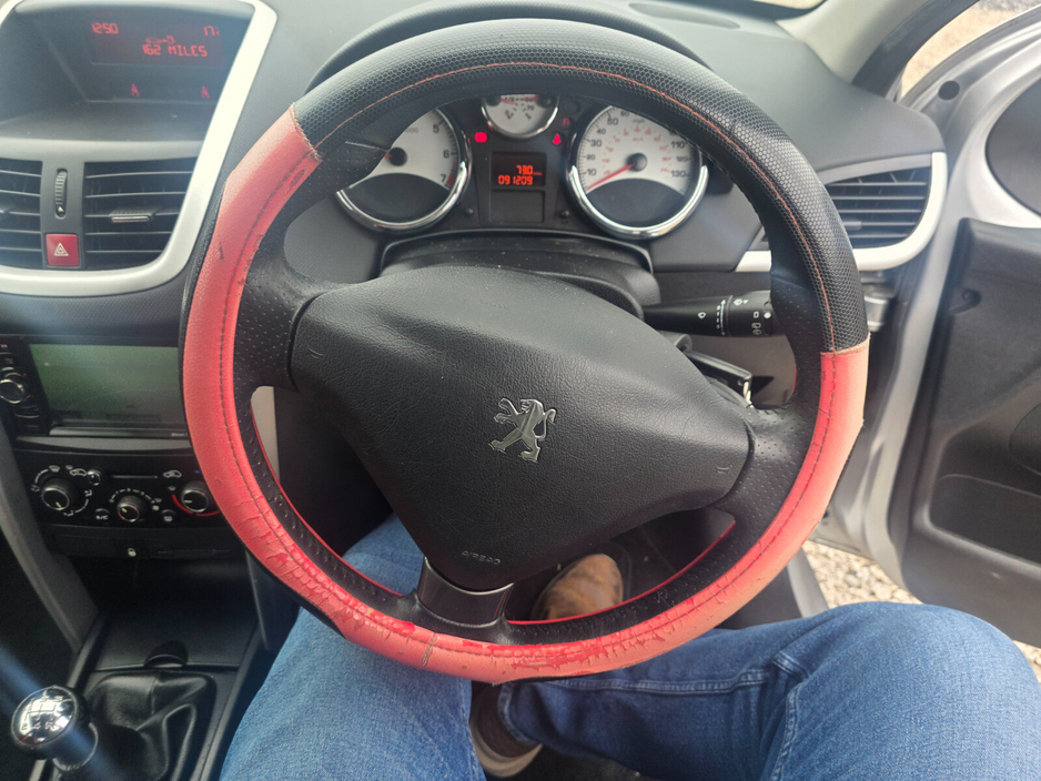 2012 Peugeot 207 - image 9