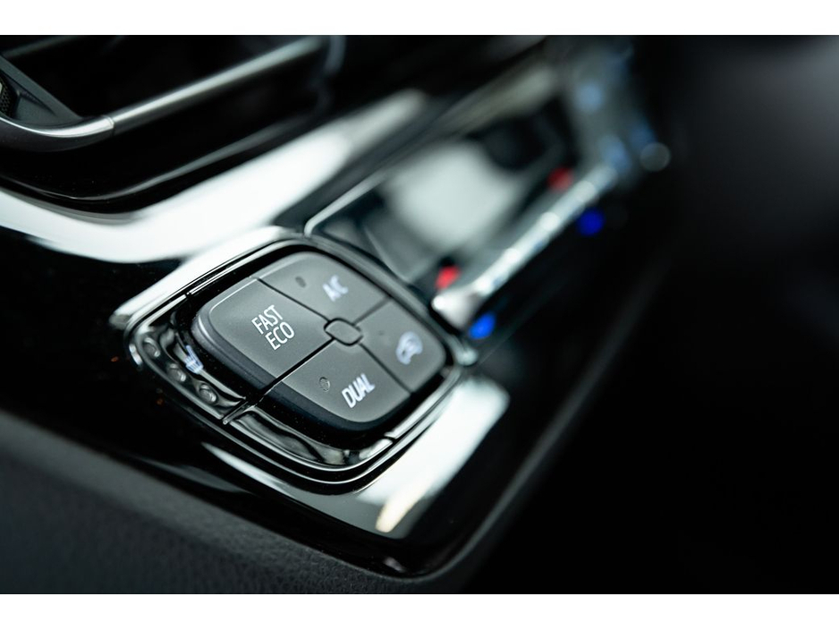 2023 Toyota C-HR SOL HYBRID €26,899