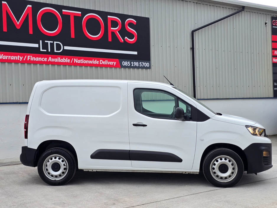 2022 Peugeot Partner - image 5