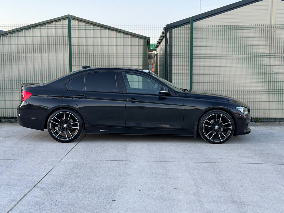 2017 BMW 3 Series - image 3