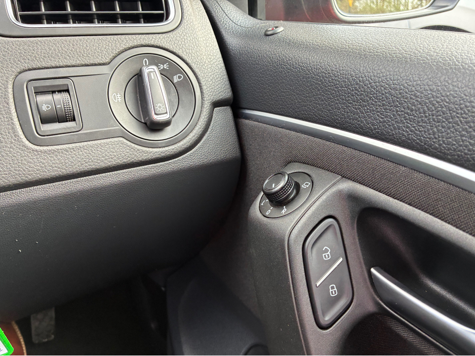 2014 Volkswagen Polo - image 12