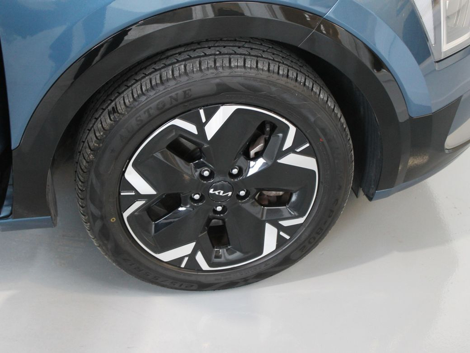 2023 Kia Niro - image 29