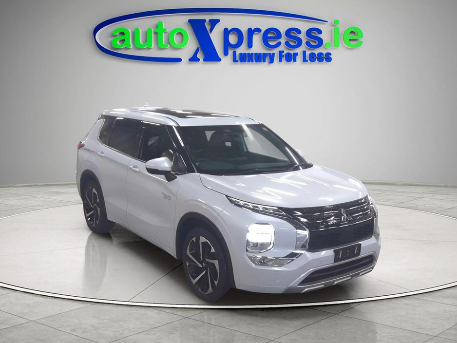 2023 Mitsubishi Outlander - image 7