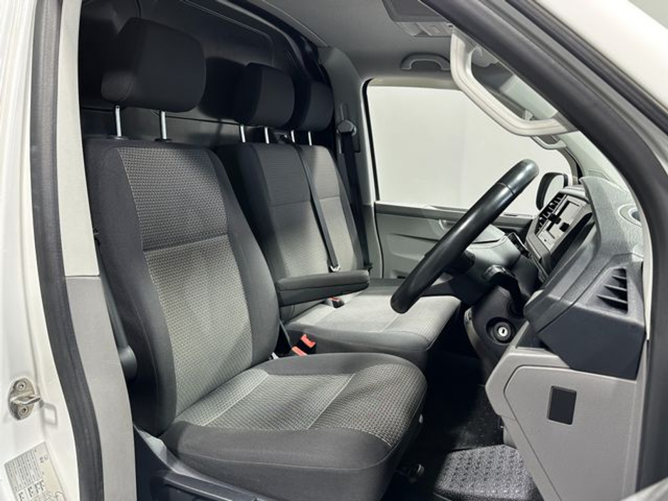 2021 Volkswagen Transporter - image 9