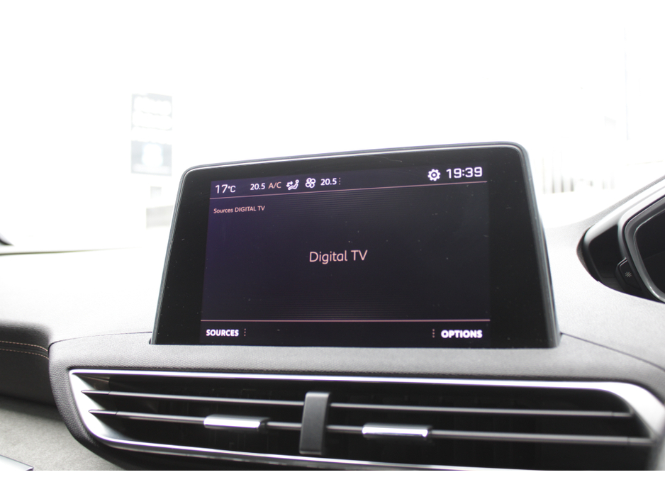 2018 Peugeot 5008 - image 13