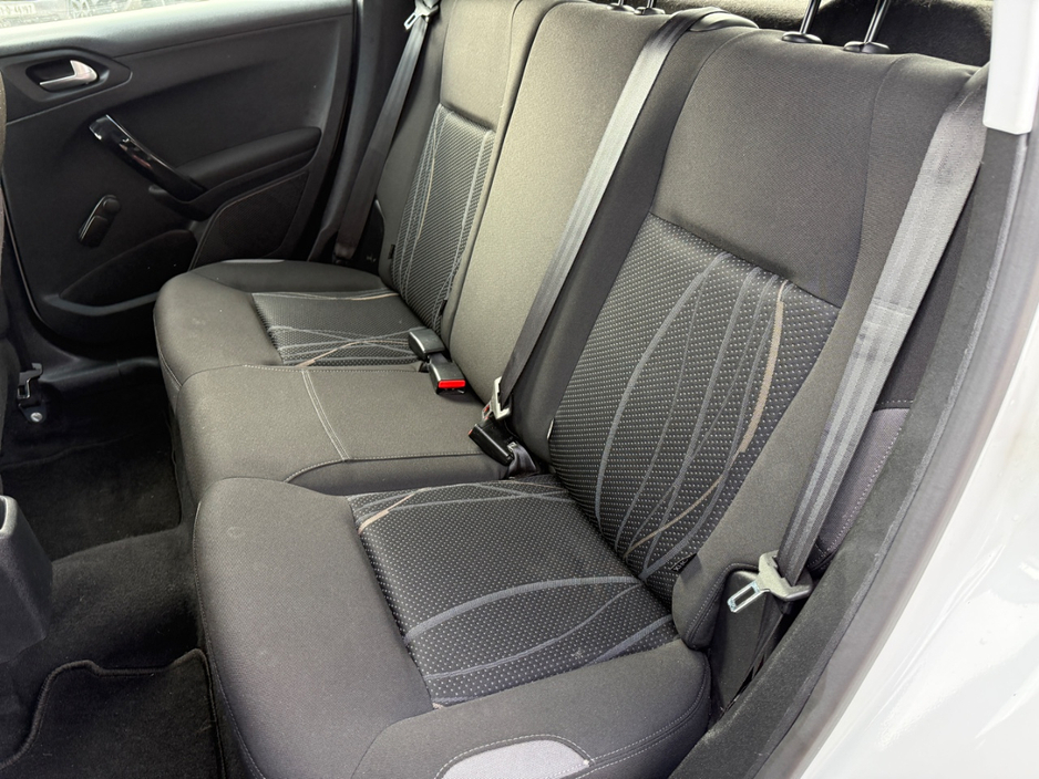 2013 Peugeot 208 - image 10