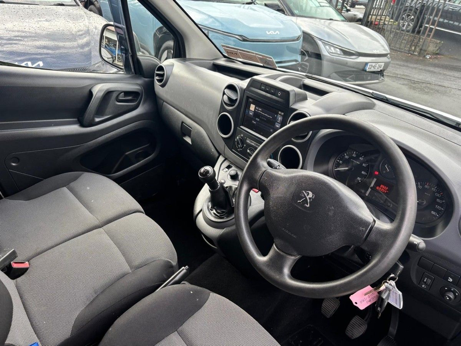 2018 Peugeot Partner - image 3