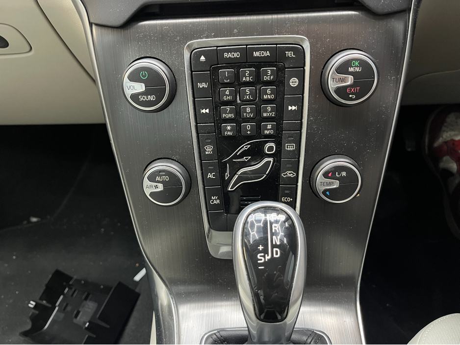 2015 Volvo V40 2015 VOLVO V40 D4 SE 2.0 AUTOMATIC / CRUISE CONTROL / REVERSE CAMERA / PADDLE SHIFTERS