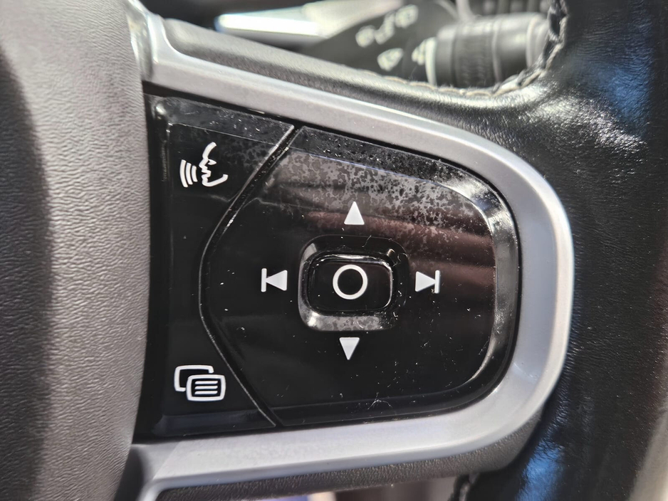 2021 Volvo XC60 - image 11