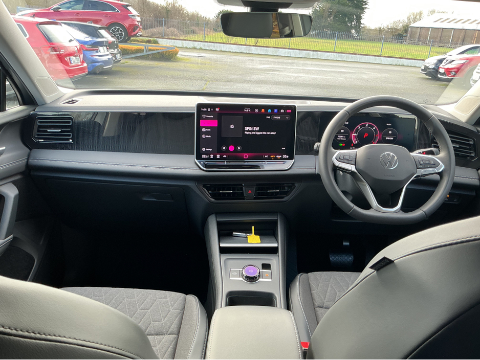 2025 Volkswagen Tiguan - image 12