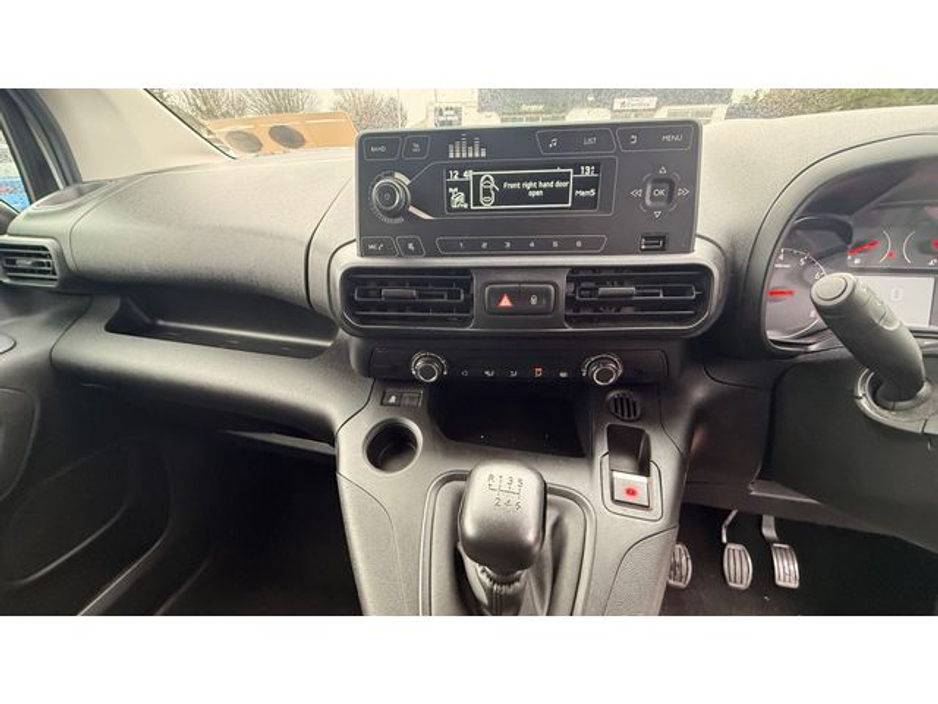 2022 Opel Combo - image 14