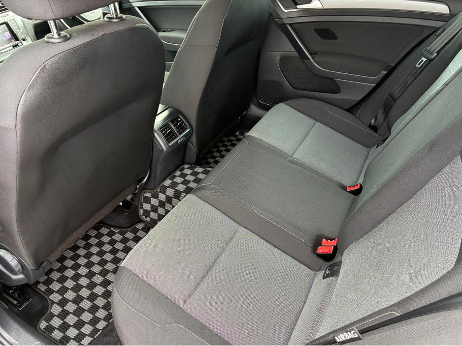 2015 Volkswagen Golf - image 11