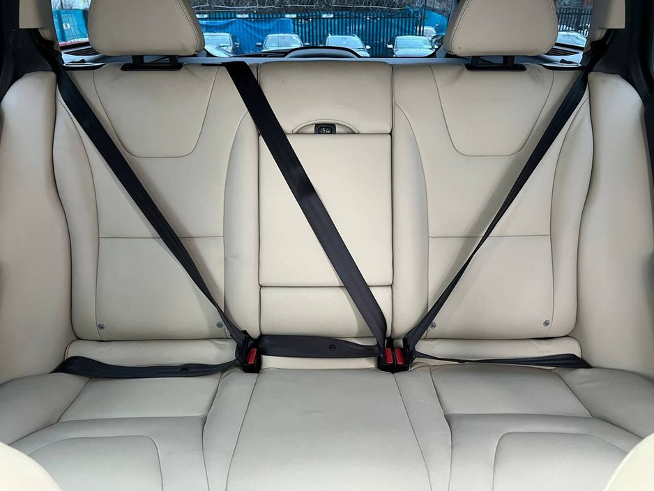 2017 Volvo V60 - image 14