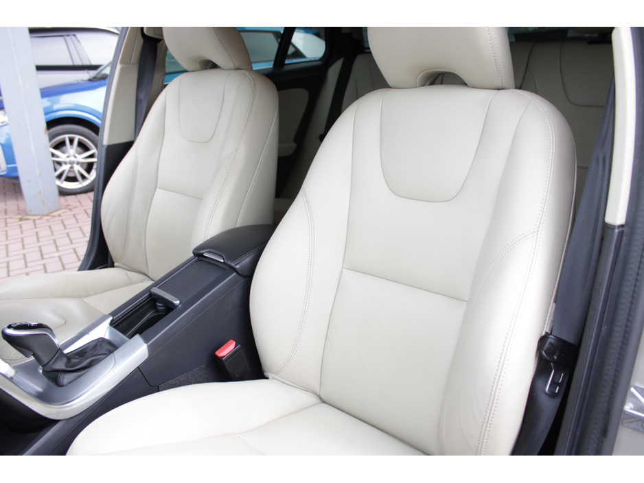 2017 Volvo V60 - image 21