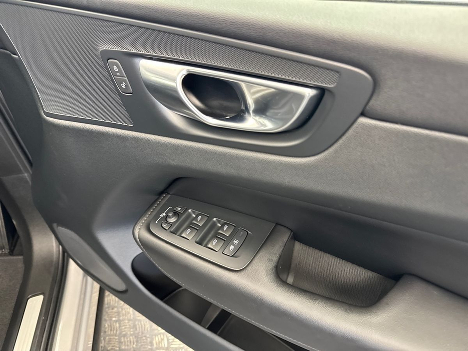 2022 Volvo XC60 - image 11