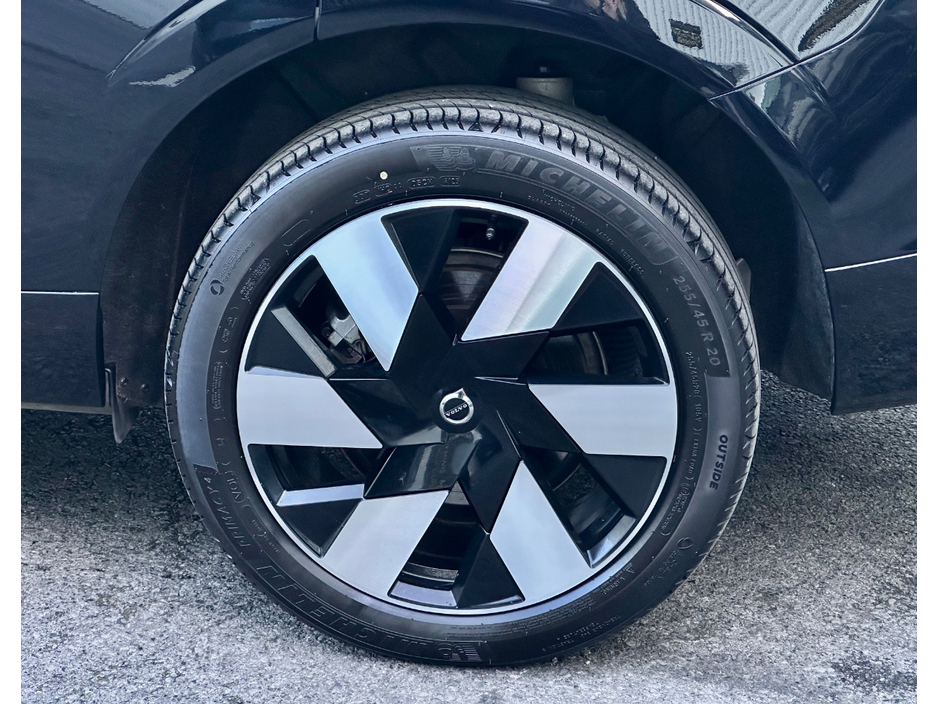 2025 Volvo XC60 - image 22