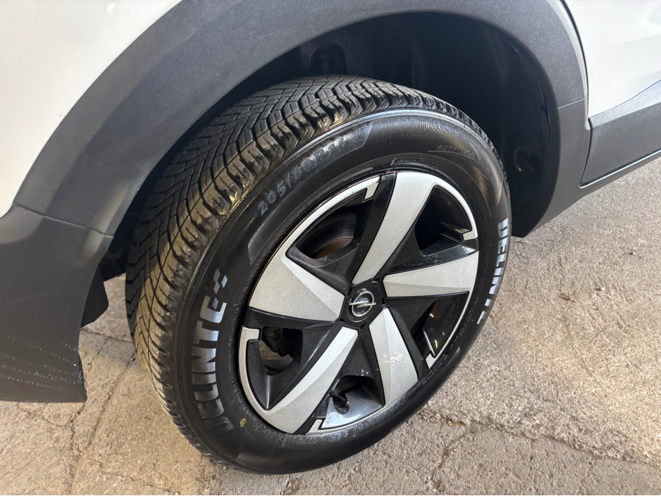 2023 Opel Crossland - image 2