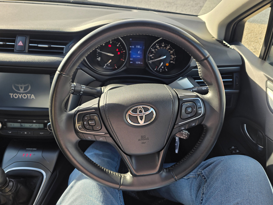 2017 Toyota Avensis - image 9