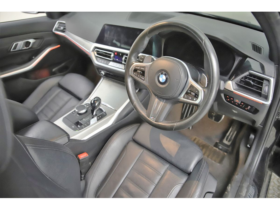 2020 BMW 3 Series - image 20