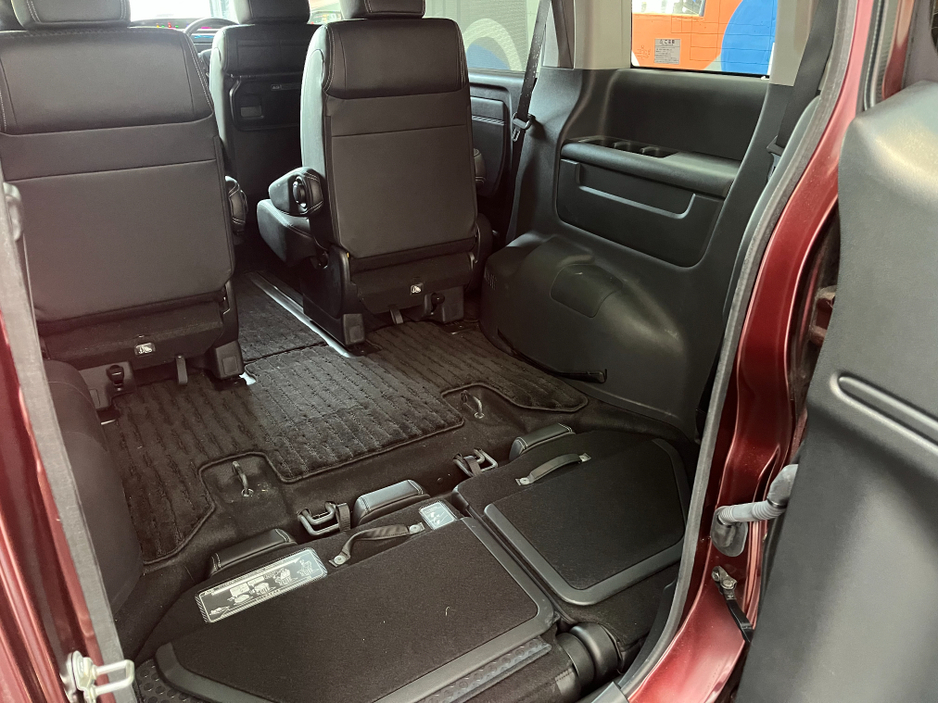 2017 Honda Stepwagon - image 7