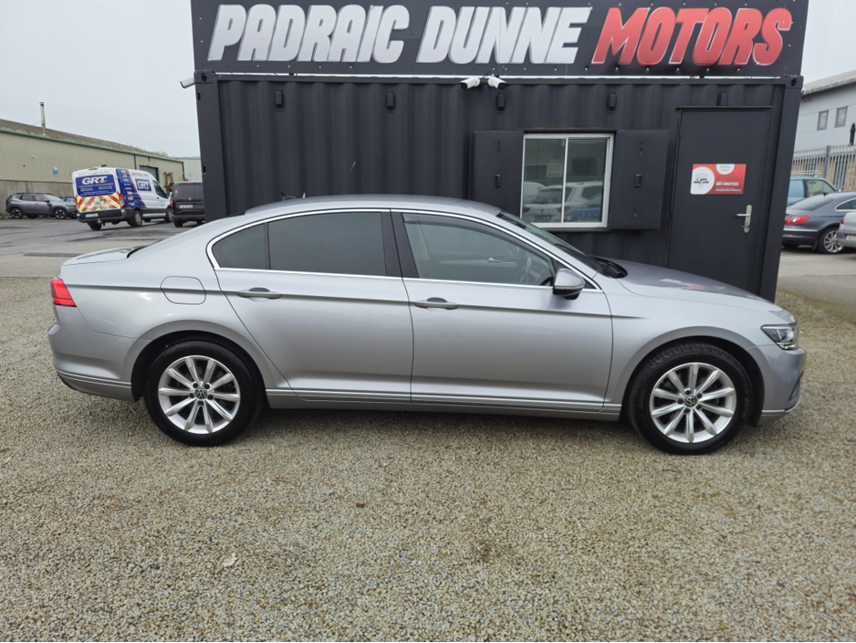 2022 Volkswagen Passat - image 6