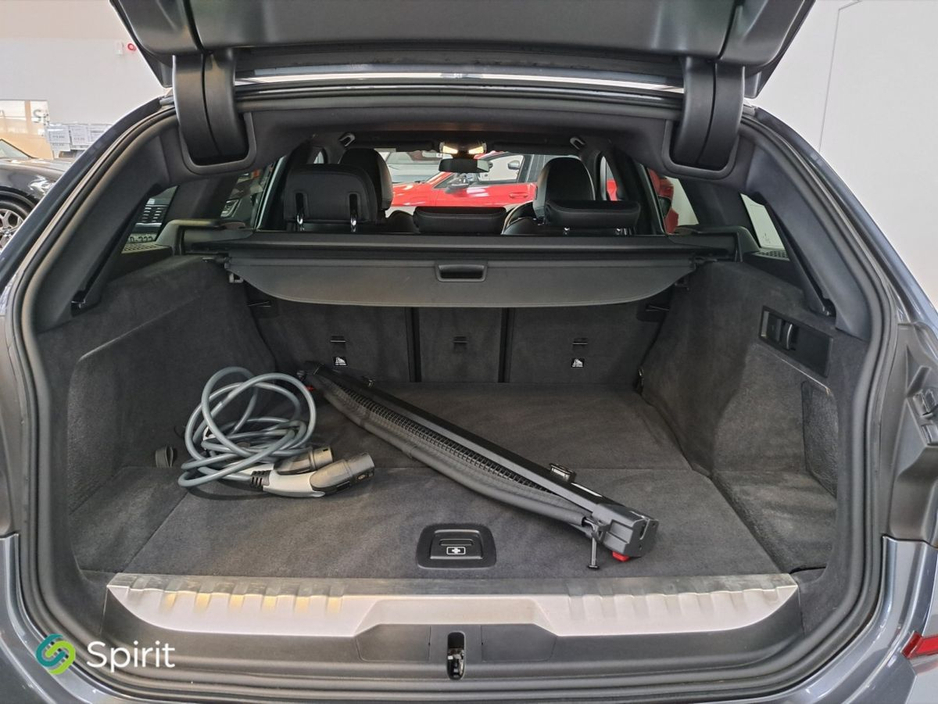 2022 BMW 3 Series - image 17